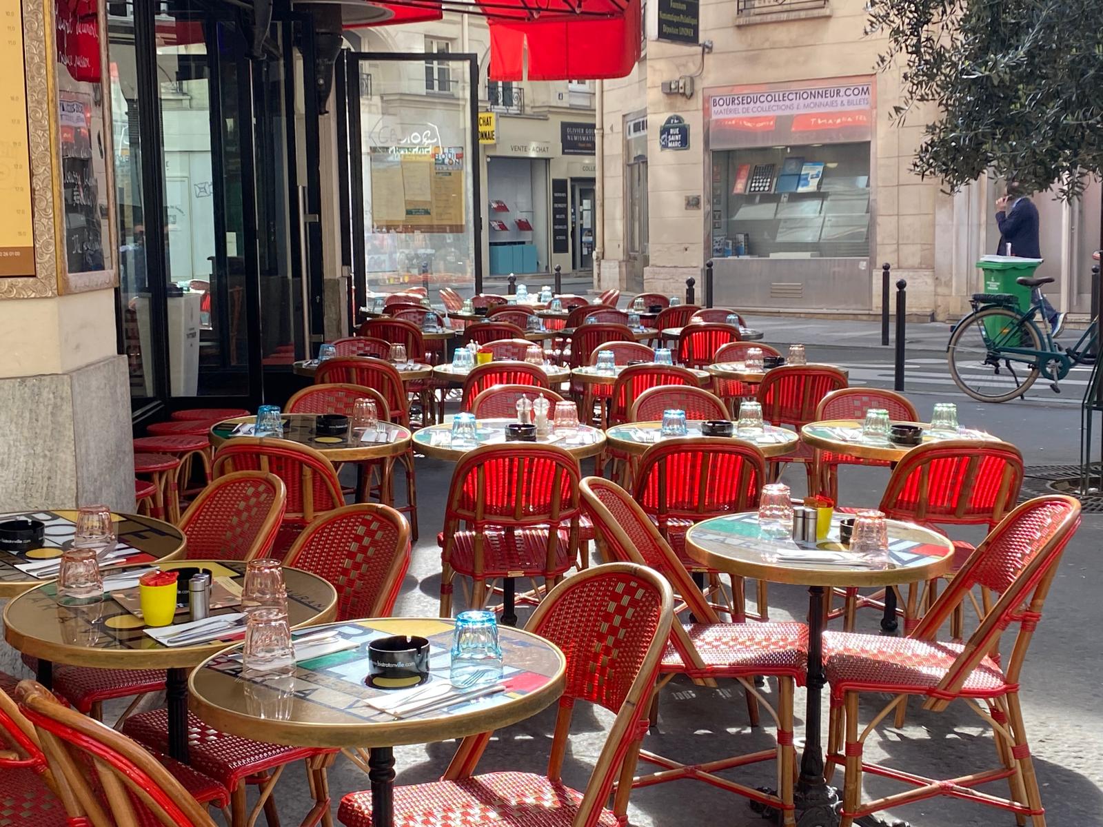 Terrasse chauffée du Bouillon à l'angle Saint-Marc / Vivienne le soir