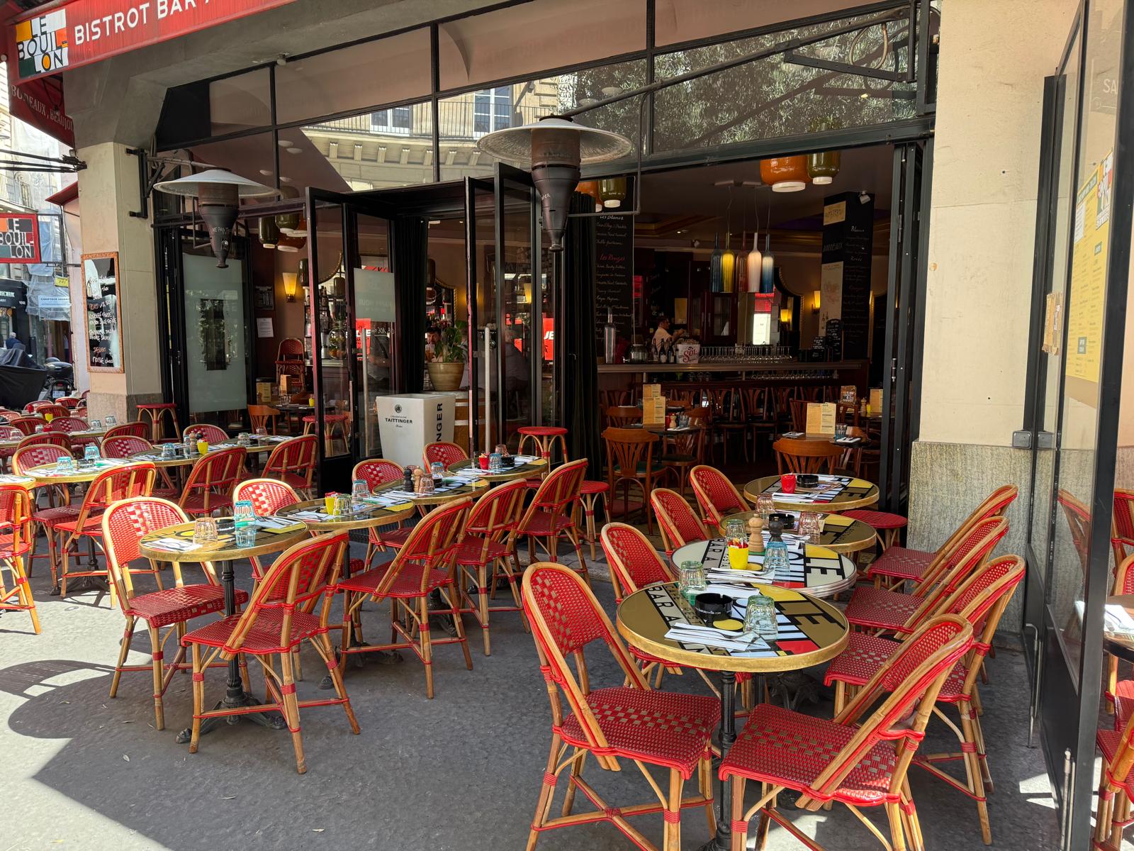Terrasse animée après le travail Grands Boulevards