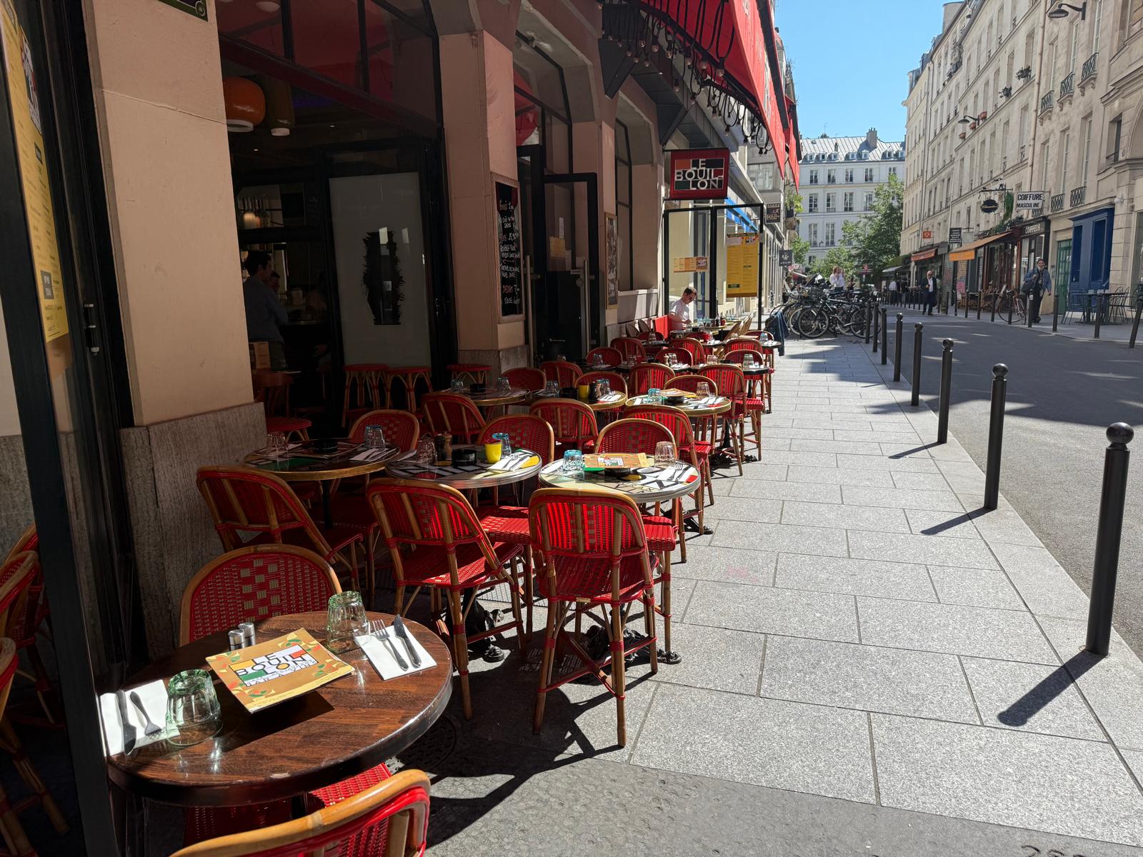 Devanture rouge du Bouillon rue Vivienne